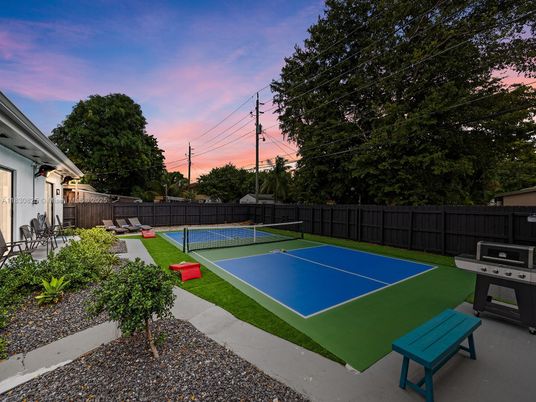 Exterior, Tennis Courts