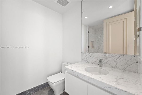Bathroom, Interior, Recessed Lighting