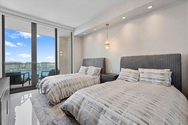 Bedroom, Interior, Pendant Lights, Recessed Lighting, Water, Wood Texture Flooring