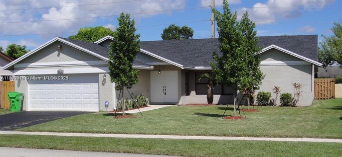 Attached, Exterior, Facade, Ranch