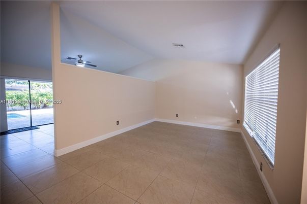 Empty room, Interior