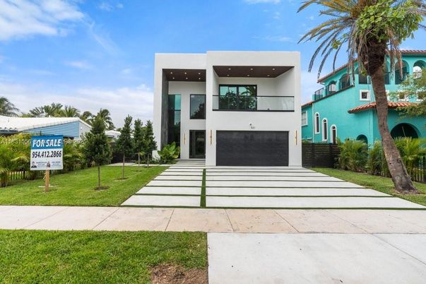 Attached, Backyard, Exterior, Facade, Modern