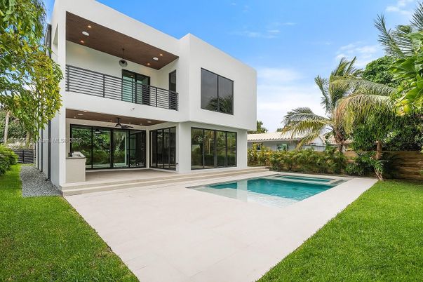 Backyard, Exterior, Facade, Pool, Modern