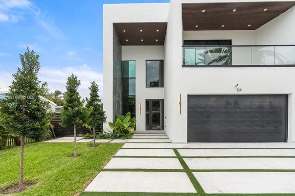 Attached, Exterior, Facade, Modern