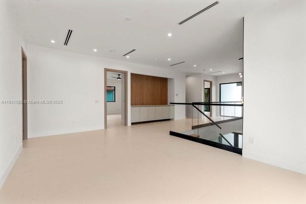 Empty room, Interior, Recessed Lighting