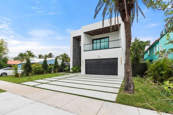 Attached, Backyard, Exterior, Facade, Modern