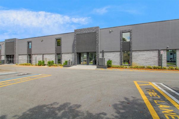 Exterior, Facade, Modern