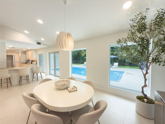 Dining room, Interior, Pendant Lights, Recessed Lighting