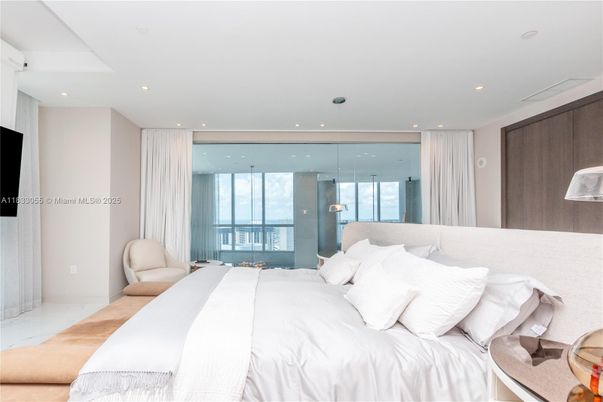 Bedroom, Interior, Recessed Lighting, Water