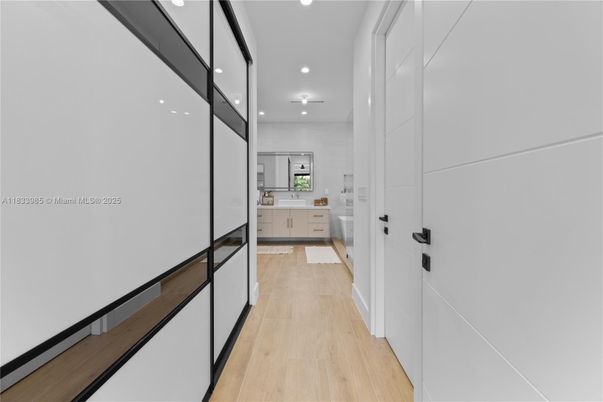 Interior, Recessed Lighting, Wood Texture Flooring