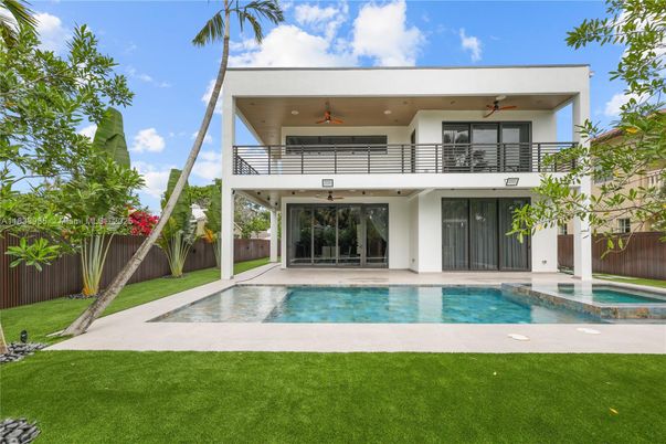 Backyard, Exterior, Facade, Pool, Modern