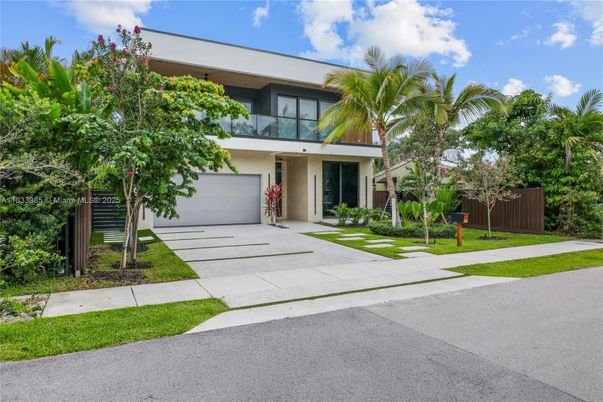 Attached, Backyard, Exterior, Facade, Modern
