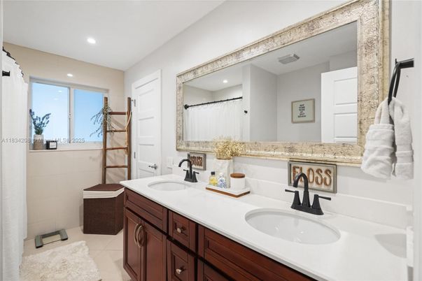 Bathroom, Dual Sink Vanities, Interior, Recessed Lighting