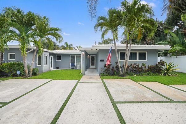 Backyard, Exterior, Facade, Ranch
