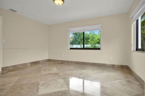 Empty room, Interior