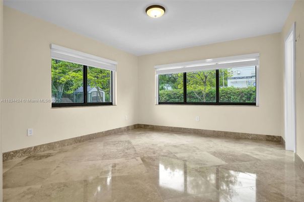 Empty room, Interior
