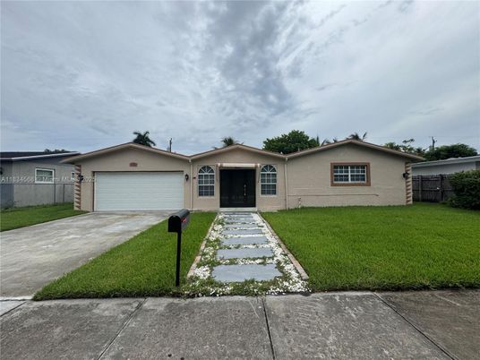 Attached, Exterior, Facade, Ranch