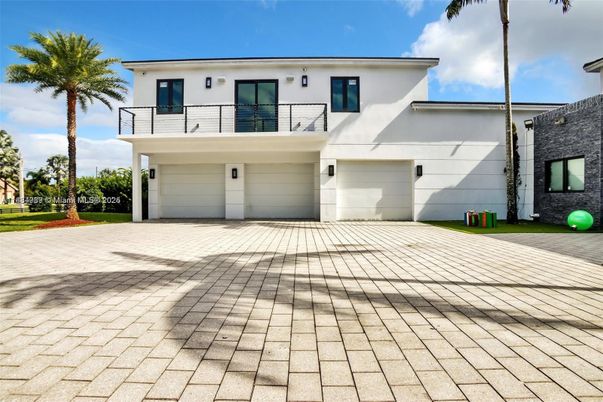 Attached, Exterior, Facade, Modern