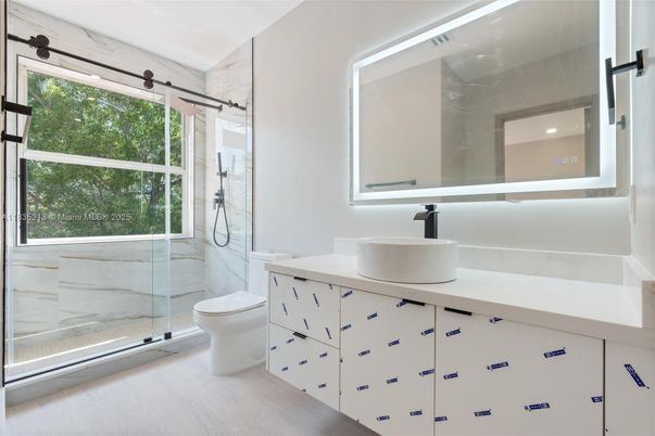 Chandelier, Dining room, Interior, Kitchen, Marble, Pendant Lights, Recessed Lighting, Stainless Steel Appliances