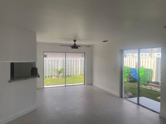 Empty room, Interior