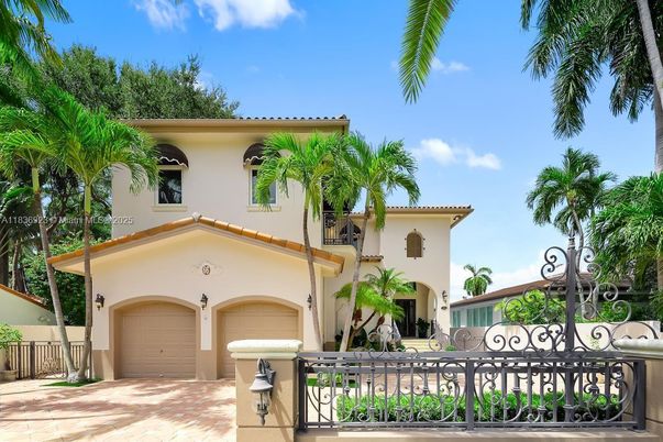 Attached, Exterior, Facade, Mediterranean