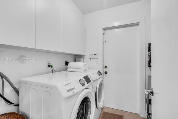 Interior, Washer, Wood Texture Flooring