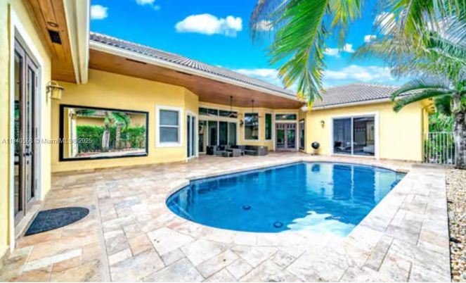 Exterior, Pool