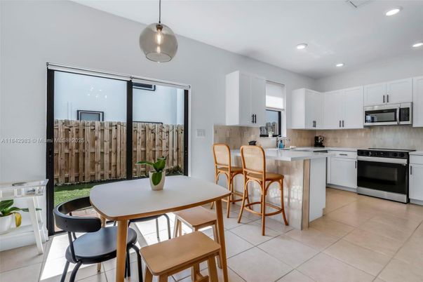 Dining room, Interior, Kitchen, Pendant Lights, Recessed Lighting, Stainless Steel Appliances