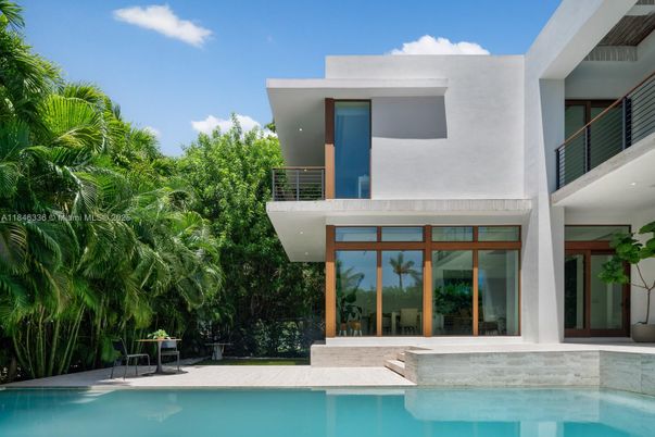 Exterior, Facade, Pool, Modern