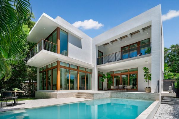 Exterior, Facade, Pool, Modern
