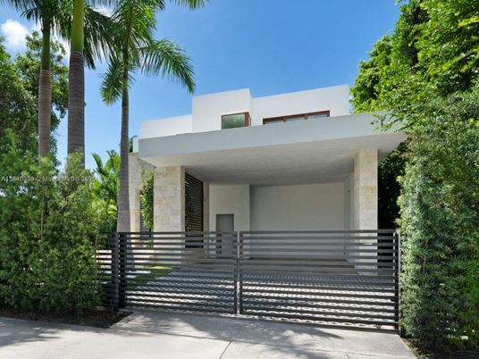 Backyard, Exterior, Facade, Modern