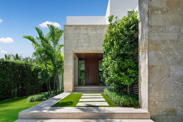 Exterior, Facade, Modern