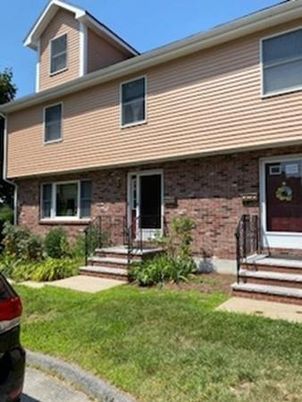Exterior, Facade, Brick Facade, American Foursquare