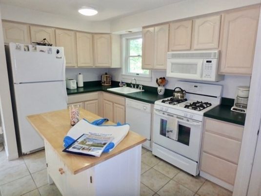 Interior, Kitchen, Recessed Lighting, Ceramic Tile
