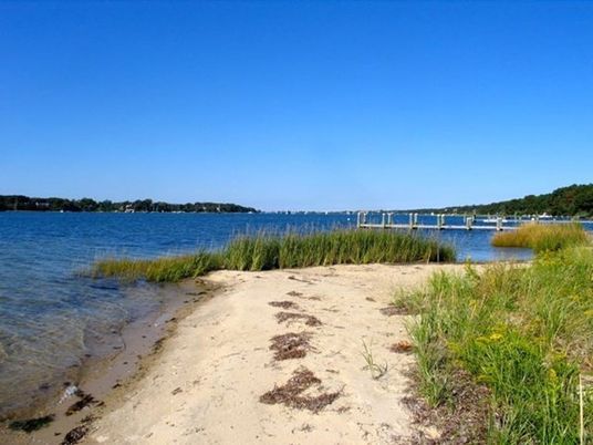 Exterior, Lake