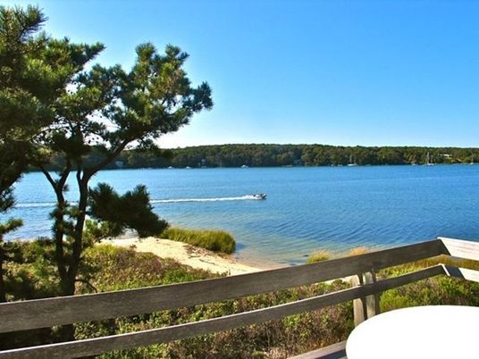 Exterior, Lake