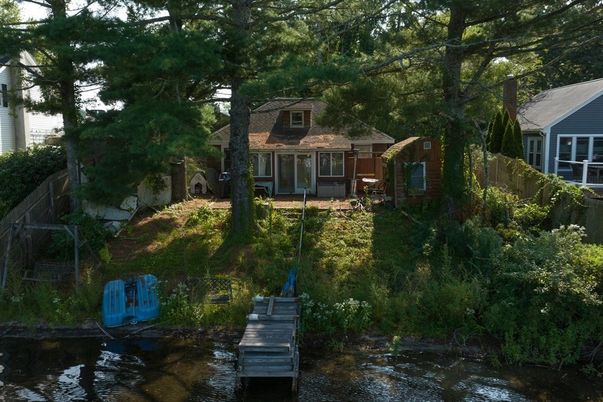 Exterior, Lake
