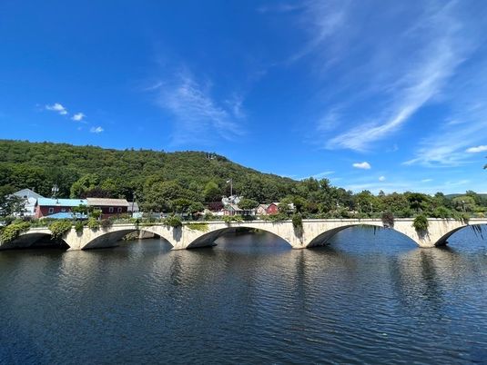 Exterior, Lake