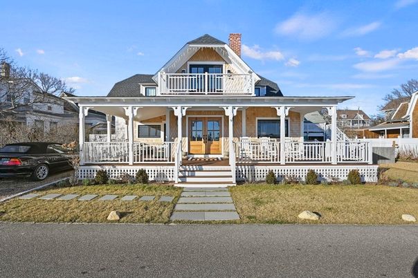 Exterior, Facade, Queen Anne Victorian