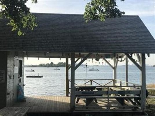 Exterior, Lake