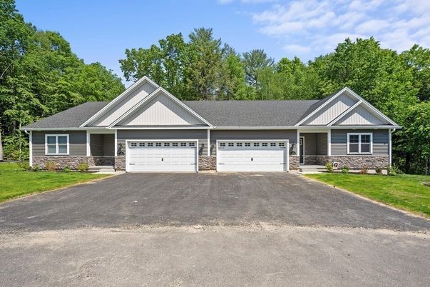 Attached, Exterior, Facade, Ranch