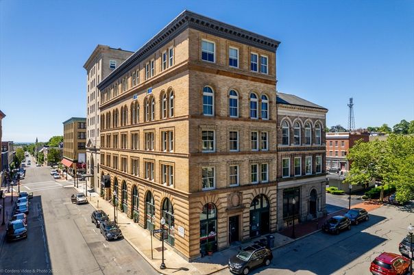 Exterior, Facade, Brick Facade, Chicago School