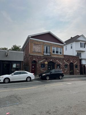 Exterior, Facade, Brick Facade, American Craftsman