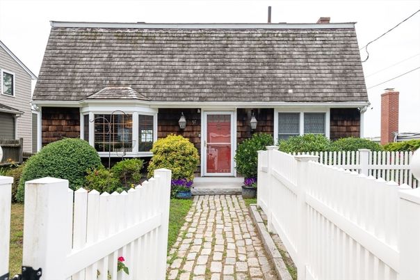 Exterior, Facade, Cape Cod