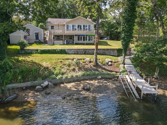 Exterior, Lake