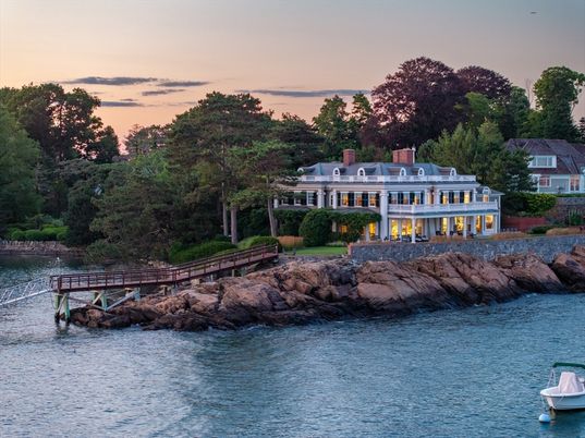 Exterior, Lake