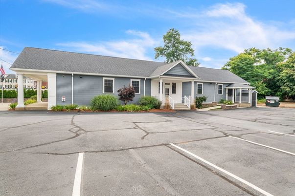 Exterior, Facade, Ranch