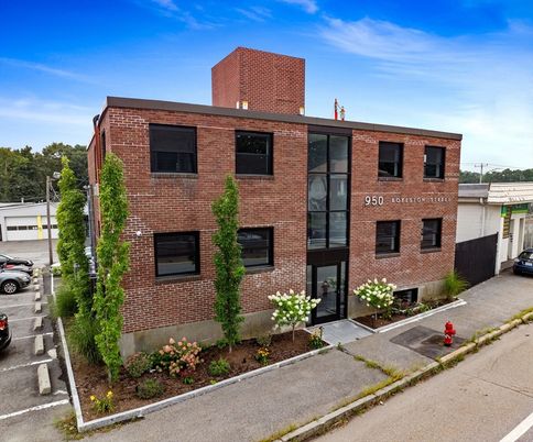 Exterior, Facade, Brick Facade, Rowhouse