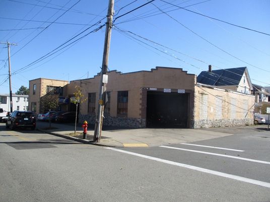 Attached, Exterior, Facade, None