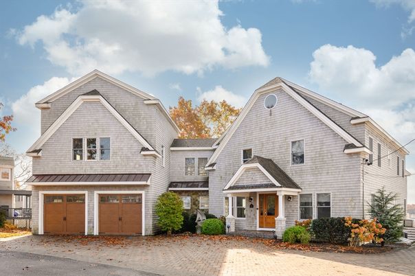 Attached, Exterior, Facade, Brick Traditional